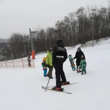 Policjanci na nartach patrolują „Górę Kamieńsk”