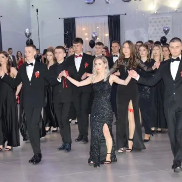 Szampańska zabawa studniówkowa ZSE w Radomsku