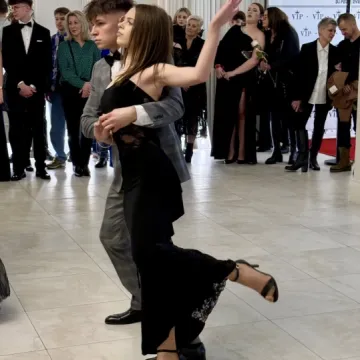 Odliczanie do matury rozpoczęło się eleganckim balem w LO Przedborzu