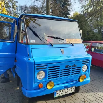 Zlot i parada zabytkowych samochodów w Święto Niepodległości w Radomsku