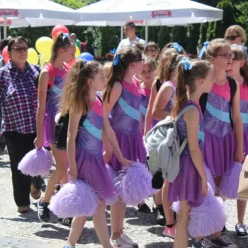 Barwny korowód z okazji Dnia Dziecka