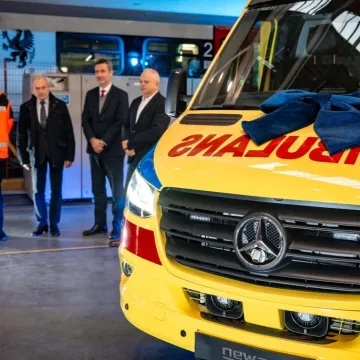 150 lat odpowiedzialności. NEWAG przekazuje nową karetkę