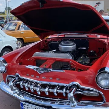 Klasyki zaparkowały w Radomsku. Trwa Auto-Moto Weteran 5