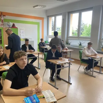 Ósmoklasiści z PSP nr 8 stawiają czoła egzaminowi z matematyki