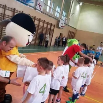 Maluchy grały w piłkę
