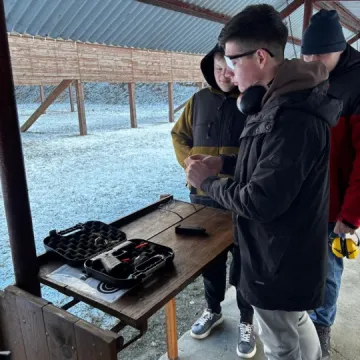 Szkoła Liderów na strzelnicy. Nauka, adrenalina i nowe doświadczenia