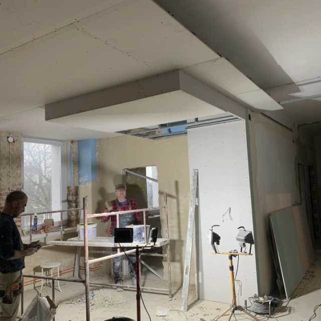 Trwają prace przy adaptacji pomieszczeń na piętrze w budynku Ośrodka Zdrowia w Kodrębie