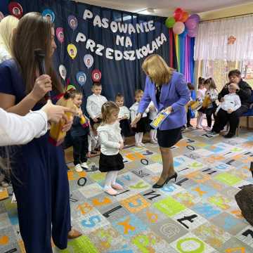 Pasowanie na przedszkolaka. Wyjątkowy dzień dla najmłodszych z przedszkola nr 4 w Radomsku