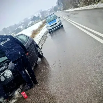 Nagła awaria samochodu zakończona pożarem. Interweniowali dzielnicowi