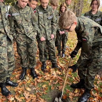 Uczniowie ZSDiOŚ w Radomsku zakopali kapsułę czasu