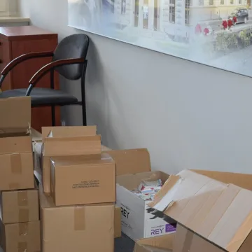 Pracownicy urzędu przygotowują maseczki dla mieszkańców