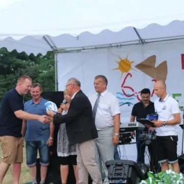 Niedośpielin z pucharem wójta