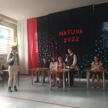 Radomsko: Maturzyści żegnają się ze szkołą