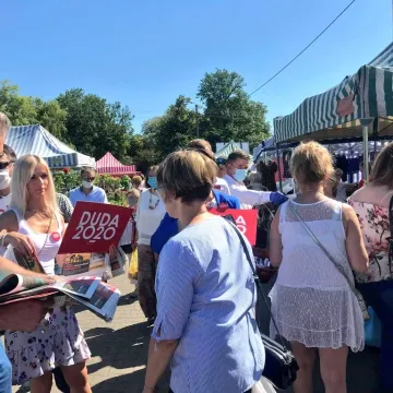 Przedwyborcza niedziela na targowisku w Radomsku