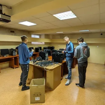 Uczniowie włączyli się w remont sali lekcyjnej w ZSE-E w Radomsku