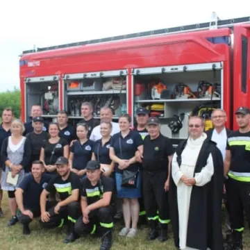 Niedośpielin z pucharem wójta