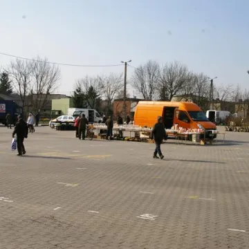 Miejskie targowisko otwarte. Policja pilnuje bezpieczeństwa sanitarnego