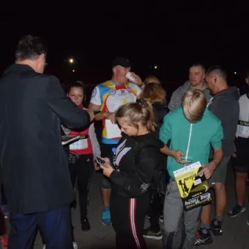 Nocne bieganie po placu targowym 