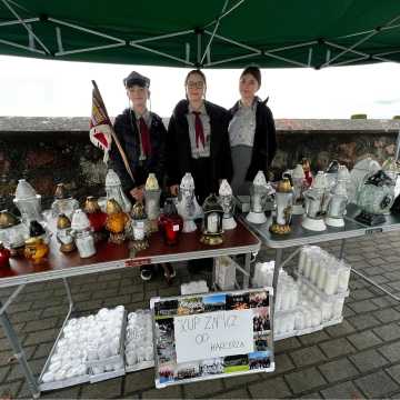 Harcerze sprzedają znicze w Radomsku, Kamieńsku, Pajęcznie i Strzelcach Wielkich