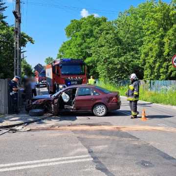 Wypadek w dzielnicy Kowalowiec w Radomsku. 27-letni kierowca przewieziony do szpitala