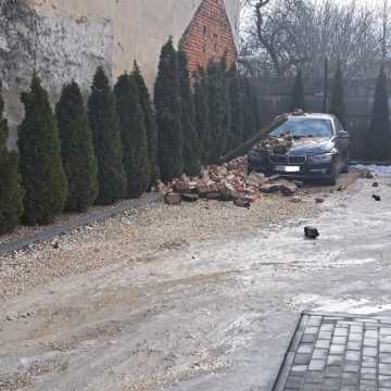 Ściana budynku zawaliła się na samochód przy ul. Przedborskiej w Radomsku