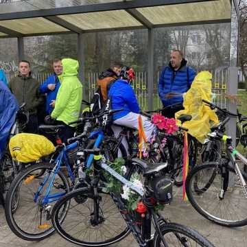 [WIDEO] Rowerzyści z Radomska powitali wiosnę. Nie zniechęcił ich deszcz