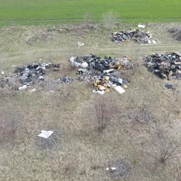 Gm. Gomunice: składowisko odpadów „wyrosło” nieopodal lasu