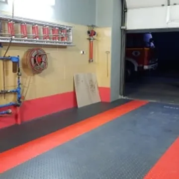 Nowy wóz strażacki w garażu druhów OSP Kamieńsk