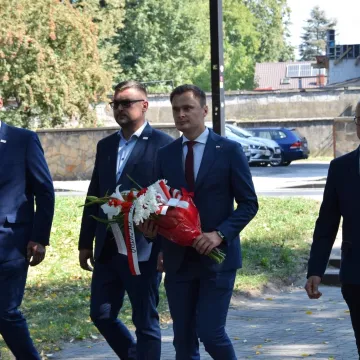 Kwiaty i zaduma w 86. rocznicę wybuchu wojny