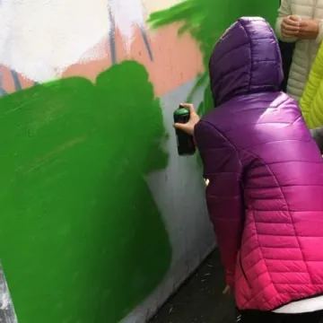 Malowanie muralu w bibliotece rozpoczęte