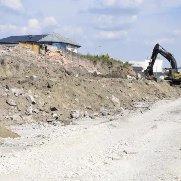 Znika trybuna główna na stadionie przy Brzeźnickiej 26
