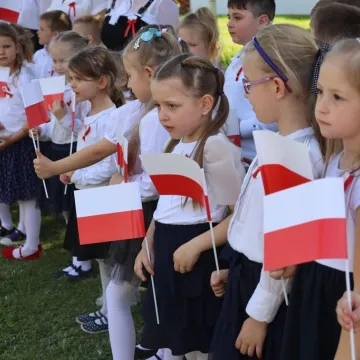 Na nowym maszcie PP4 w Radomsku powiewa już biało-czerwona flaga