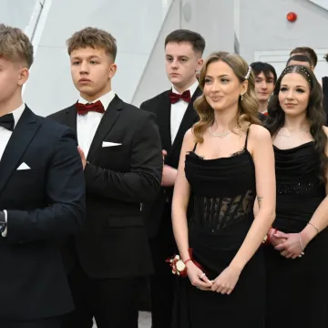 Polonez i odliczanie do matury. Studniówka ZSE w Radomsku