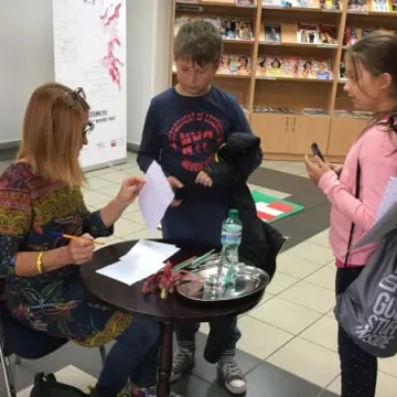 Spotkanie młodzieży z pisarką w bibliotece