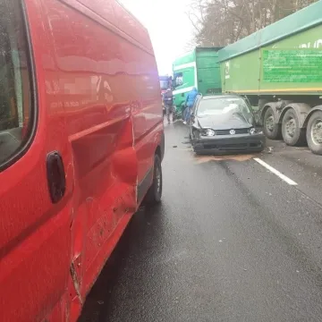 Gomunice: zderzenie 4 samochodów na DK91. Są utrudnienia