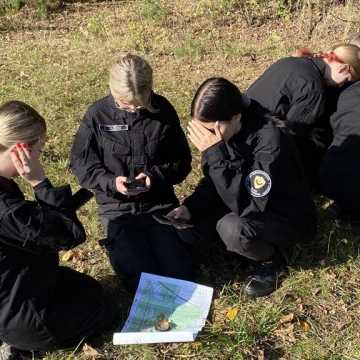 [WIDEO] Manewry klas mundurowych ZSP 1 w Radomsku. Praktyczna lekcja poszukiwania zaginionych