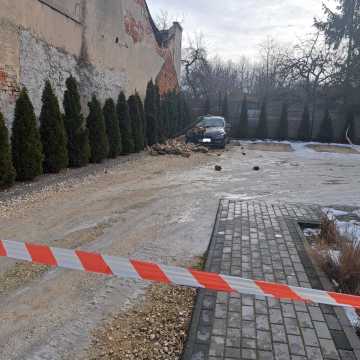 Ściana budynku zawaliła się na samochód przy ul. Przedborskiej w Radomsku