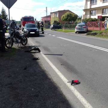 [AKTUALIZACJA] Czołowe zderzenie osobówki z motocyklem w Woli Jedlińskiej