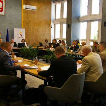 Rozpoczęła się sesja Rady Miejskiej w Radomsku. Będzie m.in. dyskusja nad udzieleniem absolutorium prezydentowi