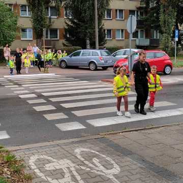 Policjanci uczą, jak bezpiecznie pokonywać drogę do szkoły