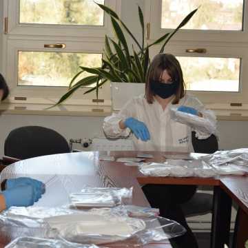 Pracownicy urzędu przygotowują maseczki dla mieszkańców