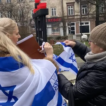 Chanuka w Radomsku. Było odpalenie świec, śpiew i pączki