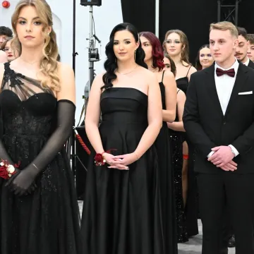 Polonez i odliczanie do matury. Studniówka ZSE w Radomsku