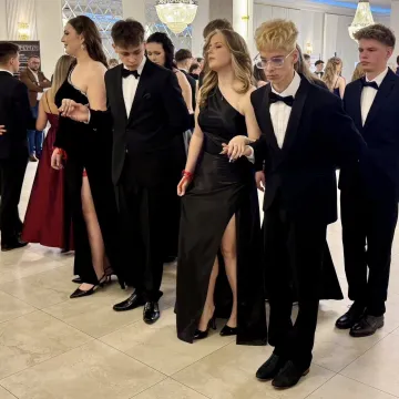 Odliczanie do matury rozpoczęło się eleganckim balem w LO Przedborzu