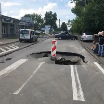 Potężna dziura w jezdni na ul. Krasickiego w Radomsku