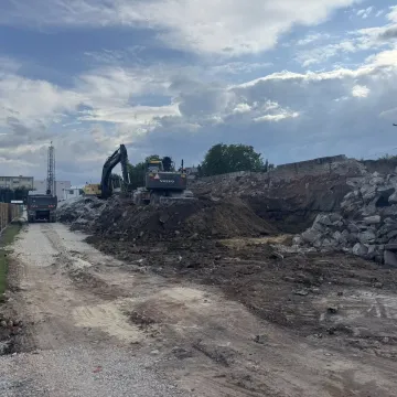 Znika trybuna główna na stadionie przy Brzeźnickiej 26