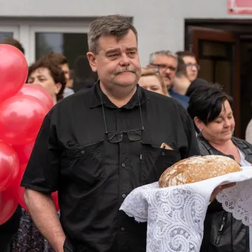 Chlebem i solą powitała społeczność ZSE-E w Radomsku nowego-starego dyrektora