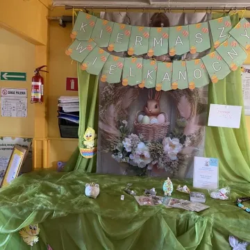 Zajączek ukrył się w PP nr 5 w Radomsku. Dzieci ruszyły na poszukiwania