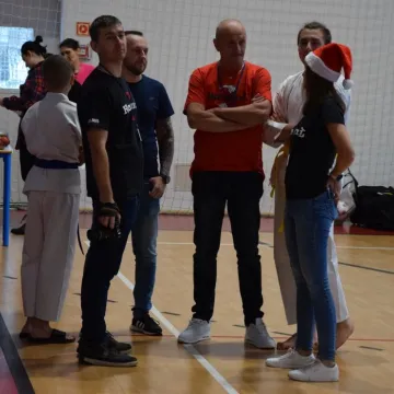 Karatecy na tatami na turnieju w Radomsku