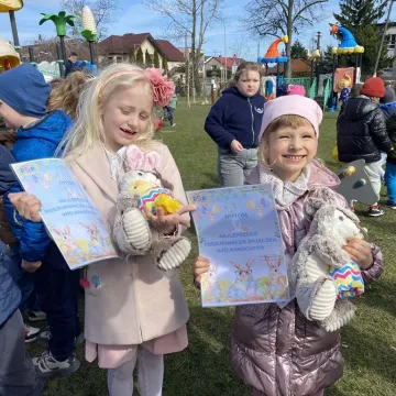 Zajączek ukrył się w PP nr 5 w Radomsku. Dzieci ruszyły na poszukiwania